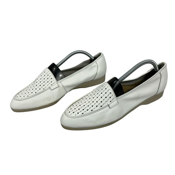 Cobbie Cuddlers Womens White Leather Woven Slip On Loafers Size M Comfort Flat - Picture 1 of 11